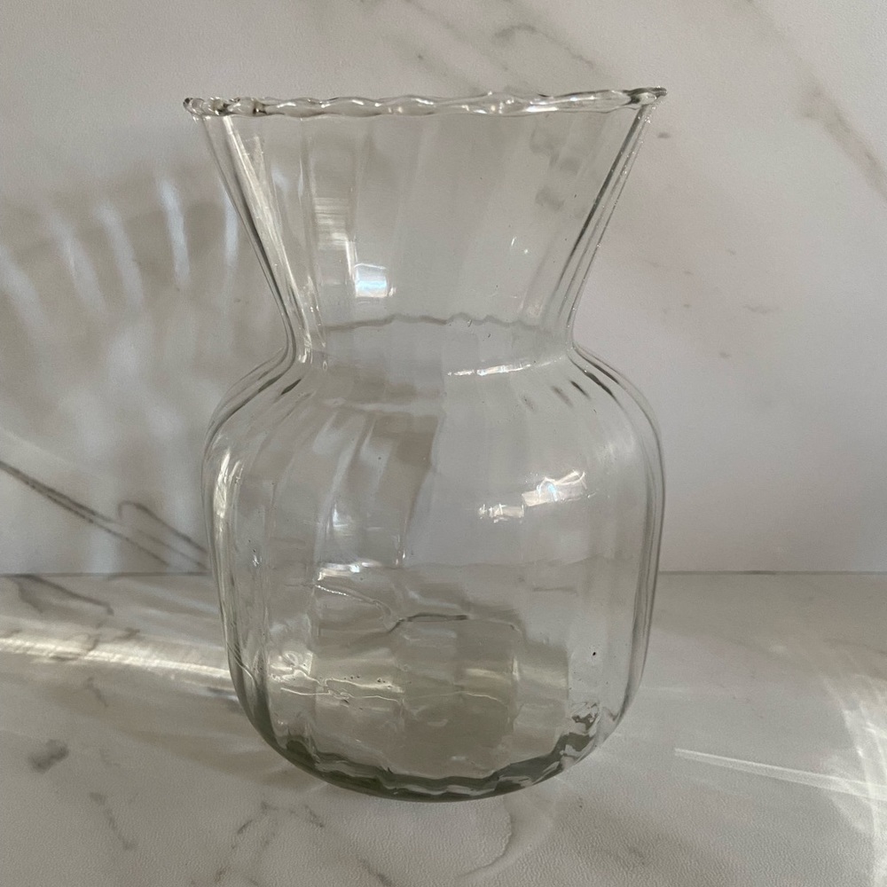 Beautiful VTG Clear Glass Flower Vase 5.5” Ruffled Rim Scalloped Edge Fish Bowl